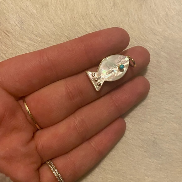 Asha mother of pearl and 14k gold vermeil fish pendant - Picture 6 of 7